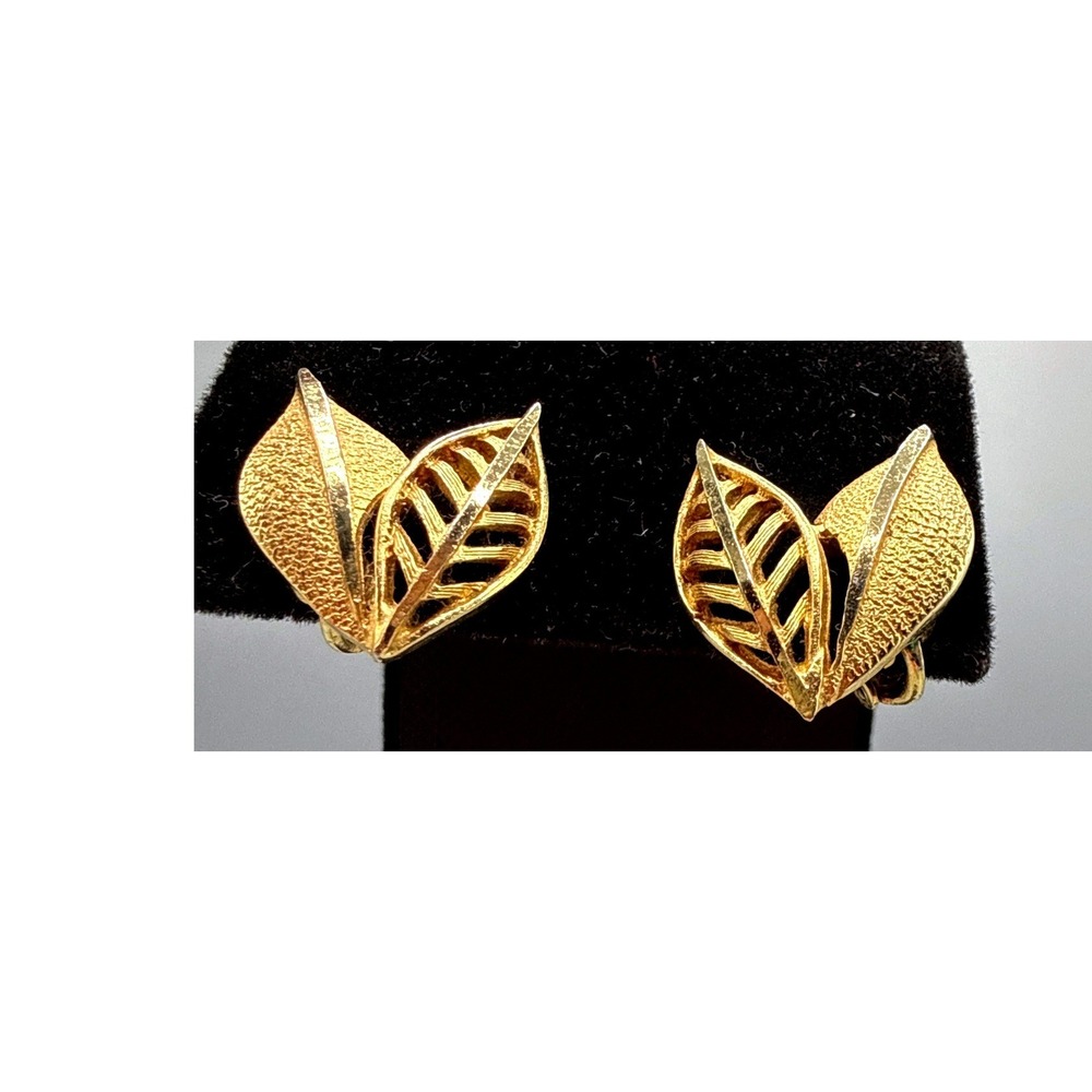 Vintage Coro Gold Tone Double Leaf Clip On Earrings Textured Openwork Botanical - Picture 5 of 9